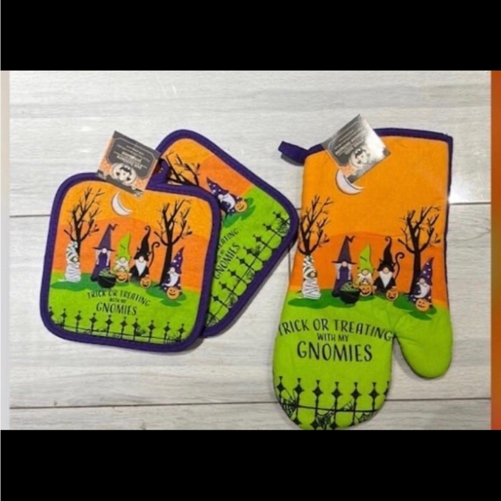 Halloween pot holders & Oven Mitt 3 pc. set trick or treating Gnomes home decor